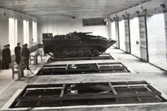 BMP-1 na střelnici s houpačkou pro simulování jízdy.