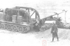 Траншею роет БТМ (большая траншейная машина) - velký zákopový stroj.