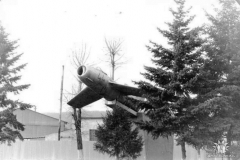 Самолёт МиГ-17 на постаменте возле КПП-1. Фото 1986-90 Божи Дар
